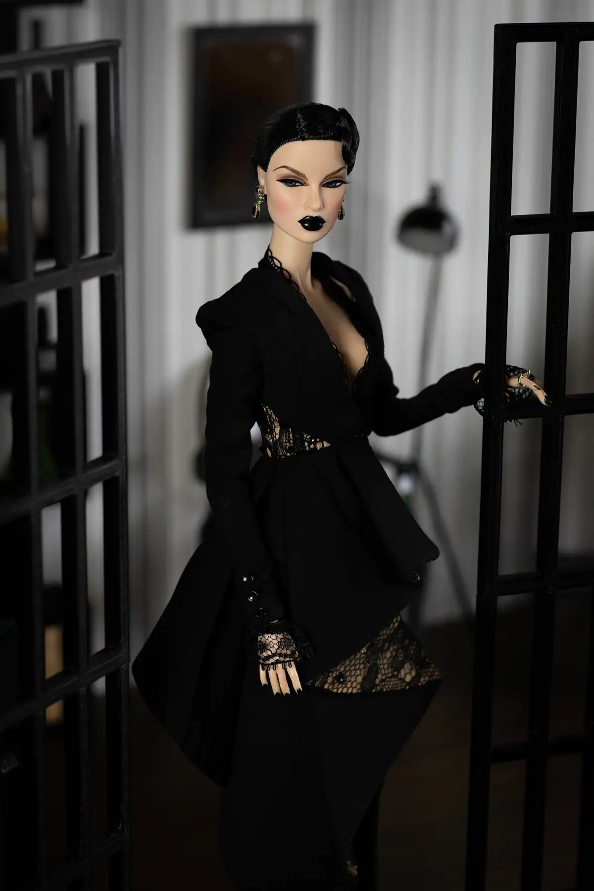 Witch Obsidian standing between black miniature doors